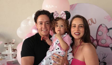  Chino Romo y Carolina Silva con su hija Paloma.
