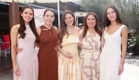   Paola Cano, Michelle Cano, Jocelyn Cano, Cristi de Cano y Anasti Cano.