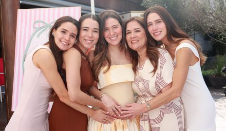   Paola Cano, Michelle Cano, Jocelyn Cano, Cristi de Cano y Anasti Cano.