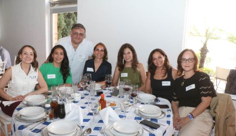  Flor, Laura, Arturo, Elsa, Ana, Deborah, Yuyú.