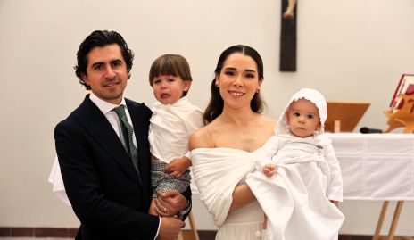  Guillermo Gómez y Michell Cano con sus hijos Álvaro y Nicolás.