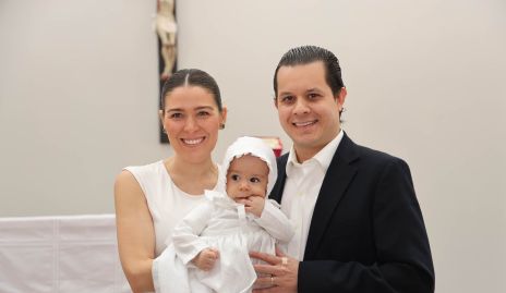  Joselyn Cano y Juan Sánchez con su ahijado Nicolás Gómez.