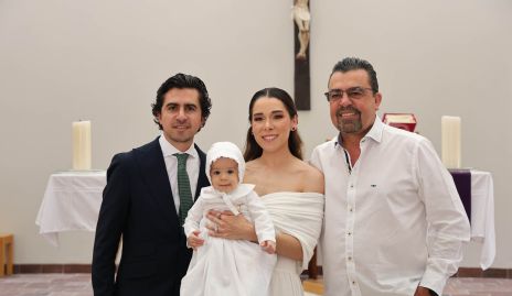  Guillermo Gómez, Michelle Cano y Javier Gómez con Nicolás.