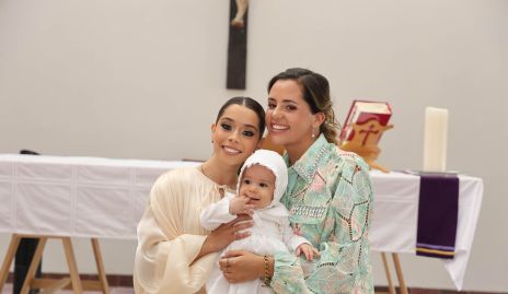  Natalia Gaviño y Ani Gómez con su ahijado Nicolás.