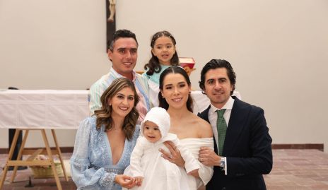  Xavier Azcárate, Patricia Gómez, Cayetana Azcárate, Michelle Cano y Guillermo Gómez con Nicolás.