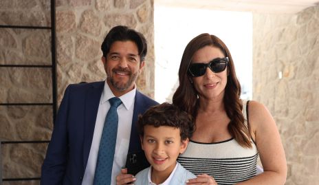  Marcelo Lozano y Karina Hernández con su ahijado Oscar.