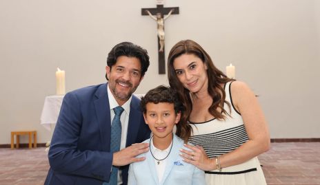 Marcelo Lozano y Karina Hernández con su ahijado Oscar Estrada.