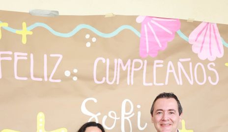  Sofía Ledezma con sus papás Gloria Mojarro y Jorge Ledezma.