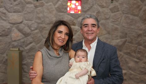  Lourdes Velázquez y Manuel Álvarez con su nieta Paula Barba.