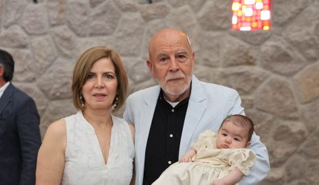  Lorena de Barba y Juan Alberto Barba con su nieta Paula.