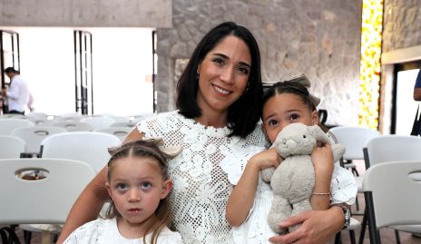 Lourdes Álvarez con sus hijas Emilia y Lourdes.