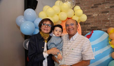  Clara Duarte y Serafín Ortiz con su nieto Anuar Zarur.