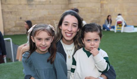  Marijó Ascanio con sus hijos Inés y José Julián González.