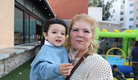  Mónica Carrillo con su nieto Anuar Zarur.