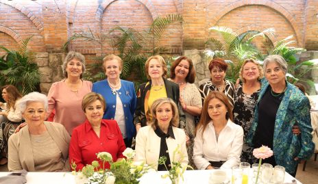  Lynette Pizzuto con sus amigas de toda la vida.