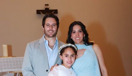  Carlos Del Valle y Claudia Díaz de León con su hija Inés.