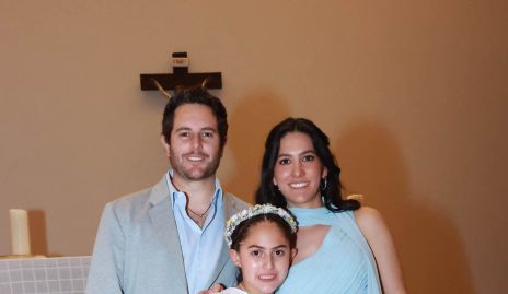 Carlos Del Valle y Claudia Díaz de León con su hija Inés.