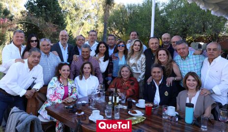  Hilario Altamirano con su esposa Aída y sus amigos.