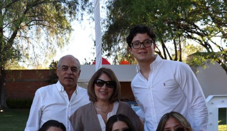  Hilario Altamirano y Aída Siller con su familia.