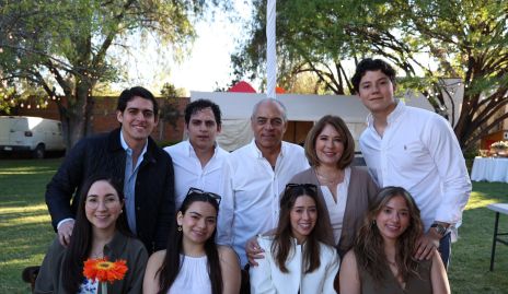  Hilario Altamirano y Aída Siller con sus hijos.