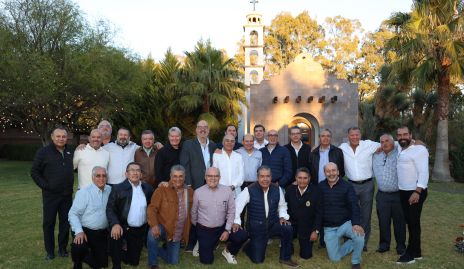  Hilario Altamirano y Jorge Martínez con sus amigos.