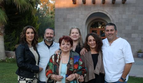  Gloria Bazúa con sus hijos Pilar, Jorge, Lorena, Gloria y Alejandro Martínez.