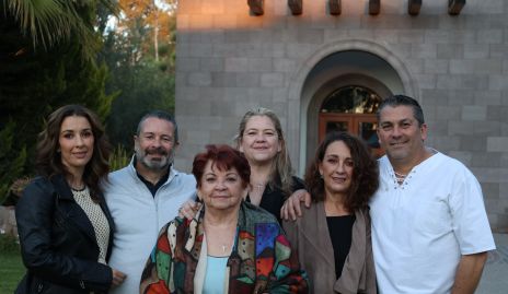  Gloria Bazúa con sus hijos Pilar, Jorge, Lorena, Gloria y Alejandro Martínez.