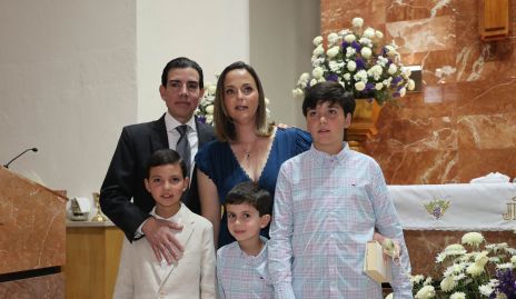  Guillermo Guerra y Pilar Valladares con sus hijos Nicolás, Alejandro y Guillermo.
