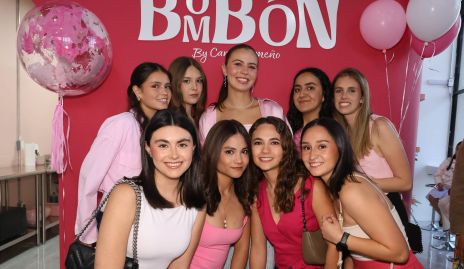  Caro Zermeño con sus amigas.