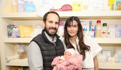 José Martín Alba y Gemma Loredo con su hija Emma.