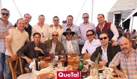  Miguel Martínez  con sus amigos.