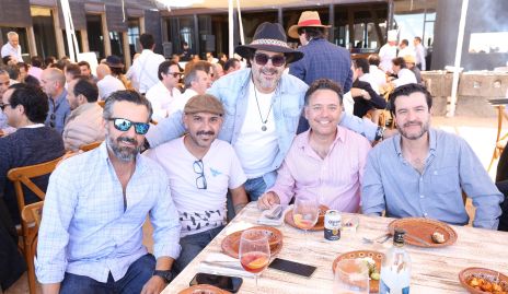  Miguel Martínez con sus amigos.