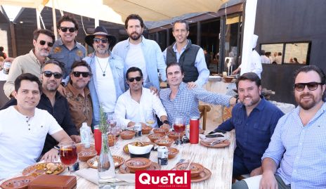  Miguel Martínez celebrando su cumple con sus amigos.