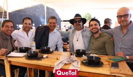  Miguel Martínez celebrando su cumple con sus amigos.