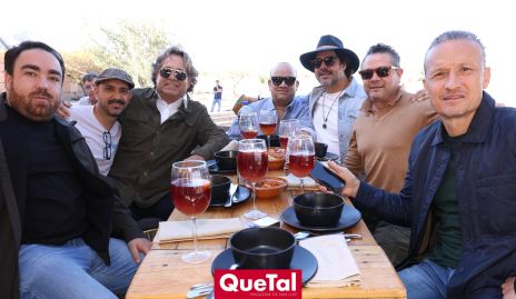  Miguel Martínez celebrando su cumple con sus amigos.