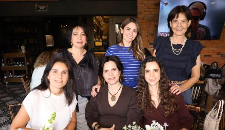   Rocío Martínez, Rox Ortiz, Mayita Aguirre, Yolanda Pérez, Ale Martínez y Adriana de Ortiz .