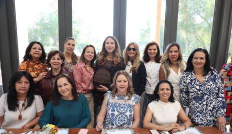  Diana Olvera con su mamá y sus amigas.