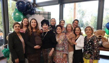  Diana Olvera con su mamá Diana Guel y sus amigas de Jardinería.