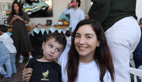  Yusa de la Rosa con su hijo Julián.