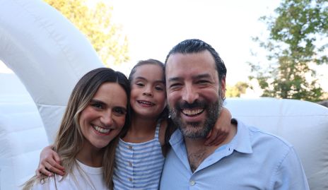  Eugenia Valle, Martina Valle y Adrián González.