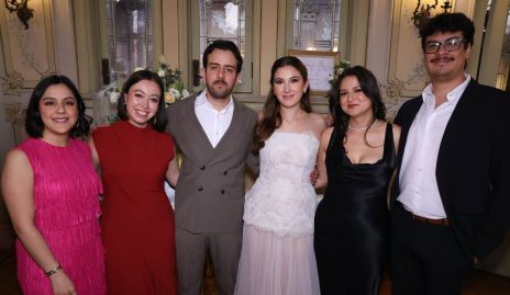  Los novios con sus testigos.