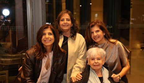  Carla Díaz, Marcela Díaz y Ana Lucía Díaz con su mamá Graciela Flores.