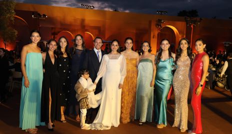  Andrés de los Santos y Macarena Villasuso con las primas Villanueva.