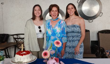  Ana Hunter con sus hijas Ana Isabel y Alejandra Morales.
