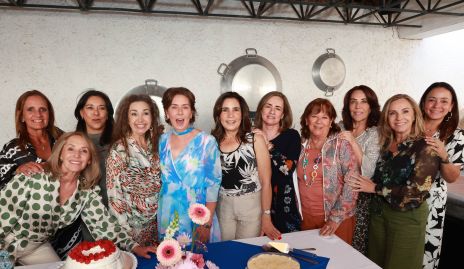  Ana Hunter con sus amigas del Depor.