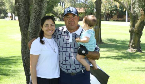  Alejandro Aguilón con su hija Fabiola y su nieta.
