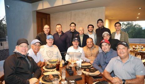 Alejandro Aguillón celebrando su cumpleaños con sus amigos.