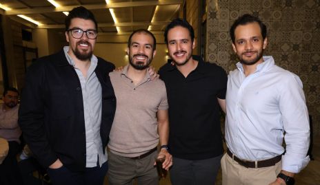  Luis Cabral con sus amigos.