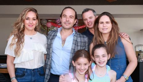  María Torres, Santiago Zamanillo, Mariane Velasco y Lalo Zermeño con María Inés y Marina.