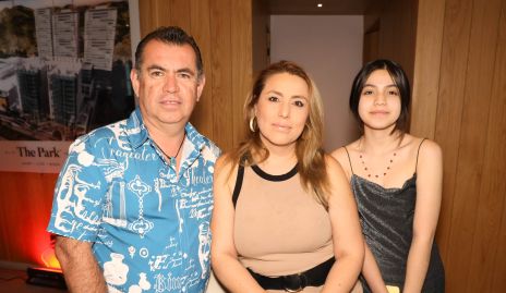  Antonio Robles, Melinna Andrade y Melanie Michelle Robles.